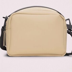 NWT. RAINS “THE BOX BAG” , CROSSBODY PURSE